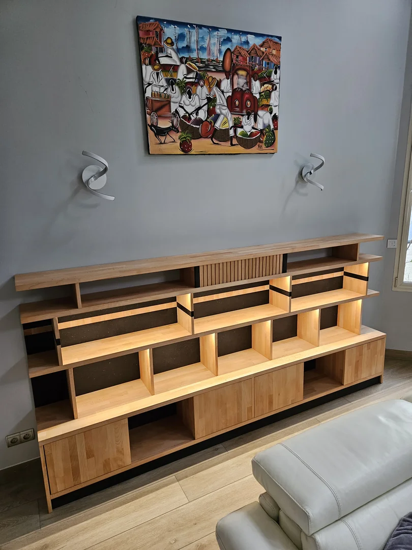 Bibliothèque sur mesure en hêtre avec éclairage LED - Ameublement Pradel